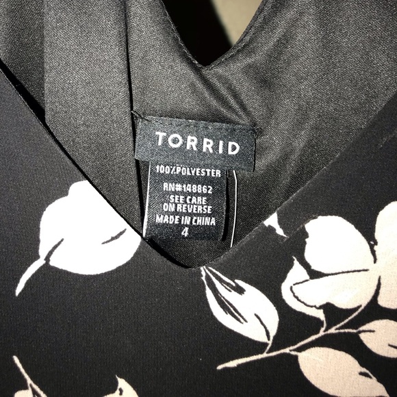 Black blouse with pale pink floral/leaf pattern 🌸 - Picture 2 of 4